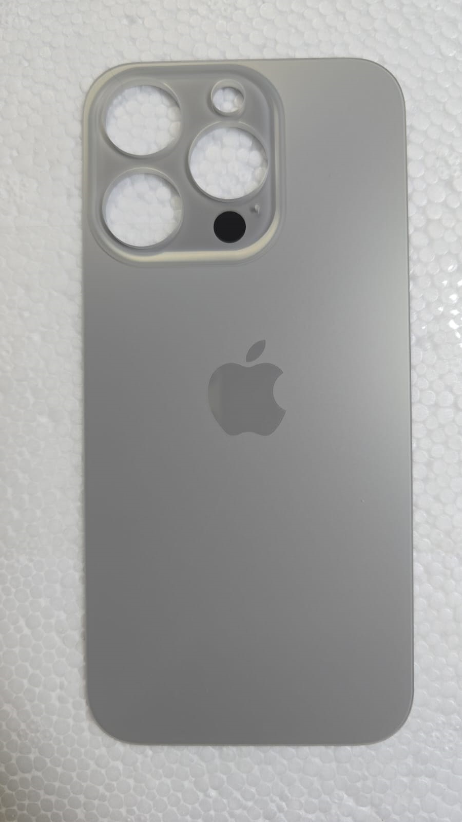 Tapa de Iphone 15 Pro Titanio big Hole