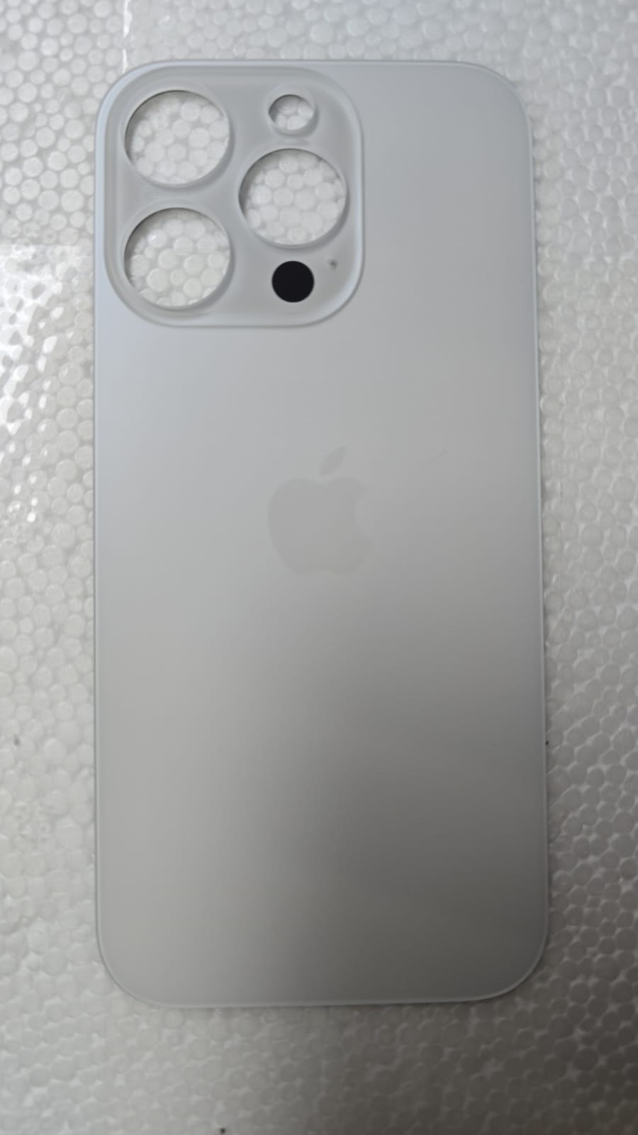 Tapa de Iphone 16 Pro Titanium Blanco big Hole