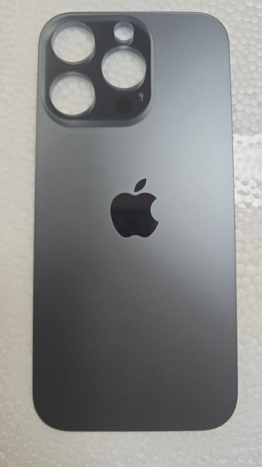 Tapa de Iphone 16 Pro Titanium Negro big Hole