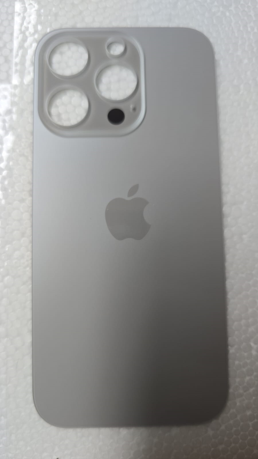 Tapa de Iphone 16 Pro Titanium Natural big Hole