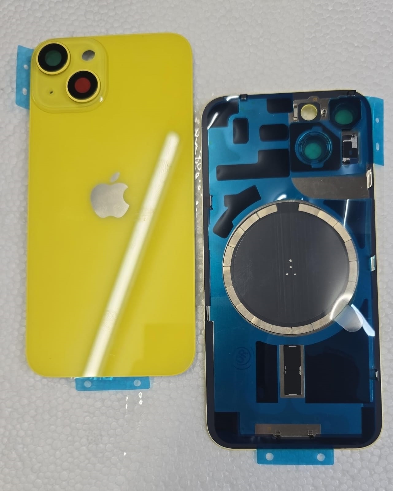 TAPA de IPHONE 14 Amarillo con Anclajes